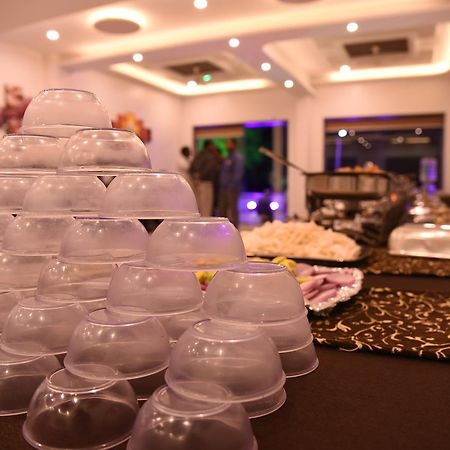 Hotel Gulmohar Pride Ahmednagar Bagian luar foto