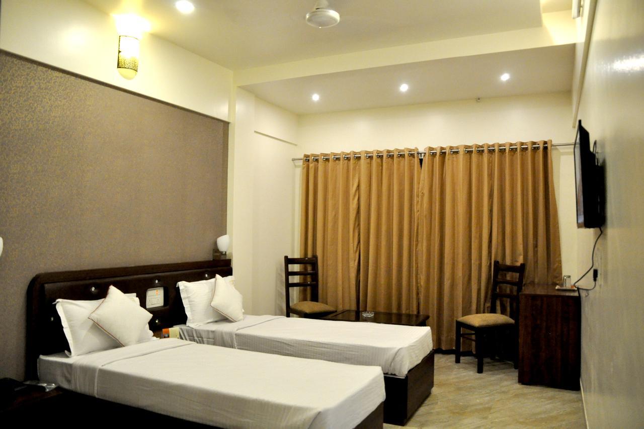 Hotel Gulmohar Pride Ahmednagar Bagian luar foto