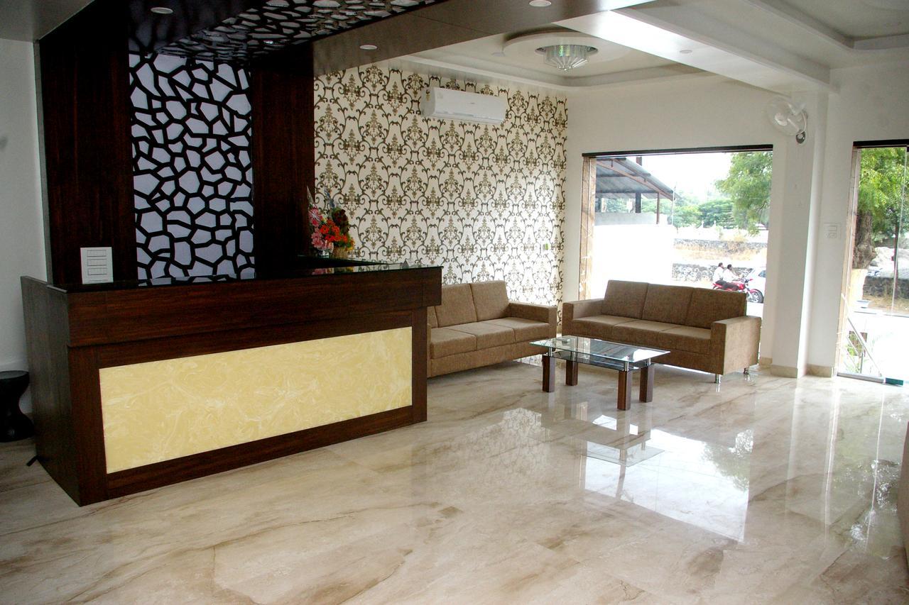 Hotel Gulmohar Pride Ahmednagar Bagian luar foto