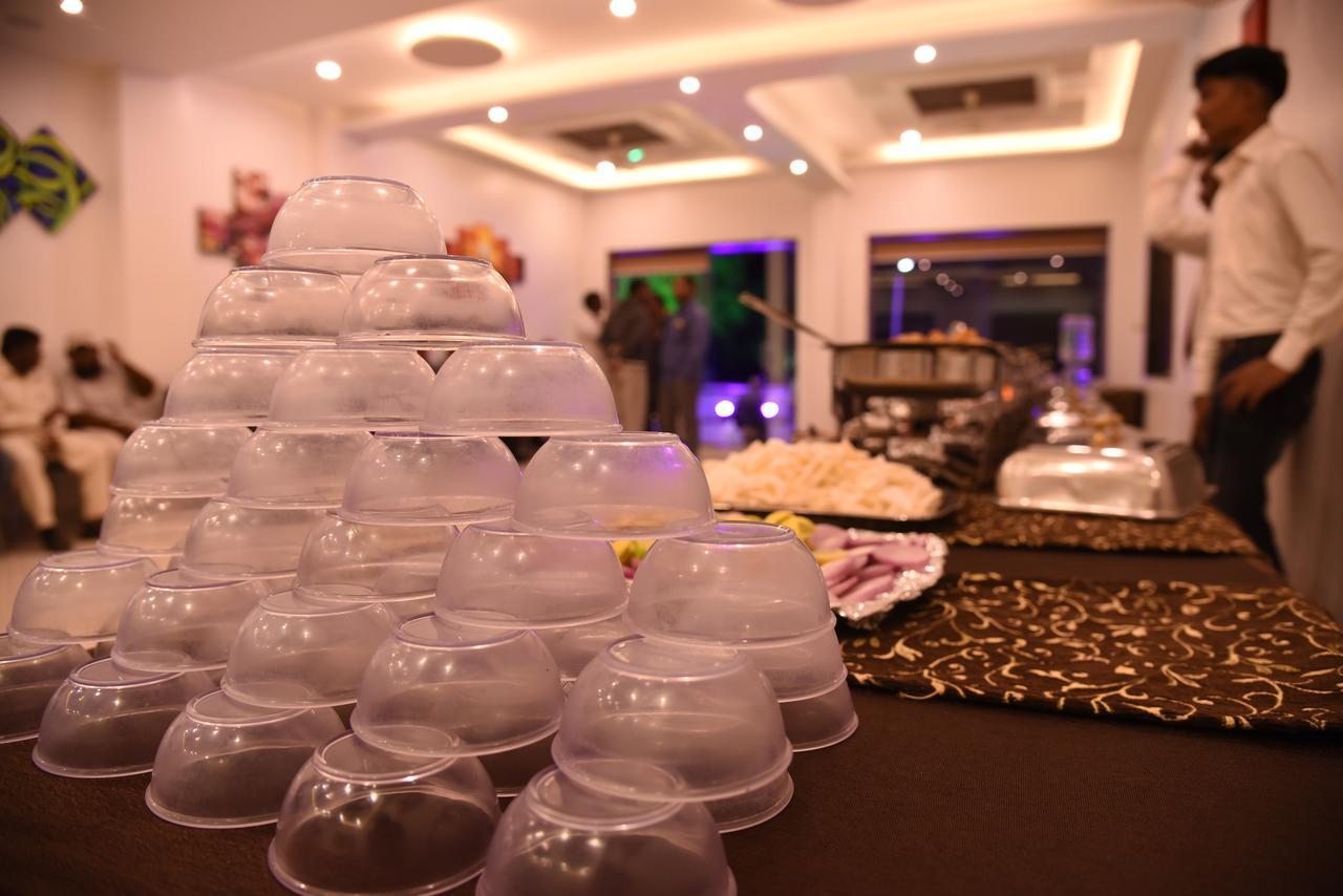 Hotel Gulmohar Pride Ahmednagar Bagian luar foto