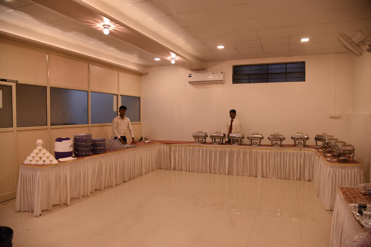 Hotel Gulmohar Pride Ahmednagar Bagian luar foto