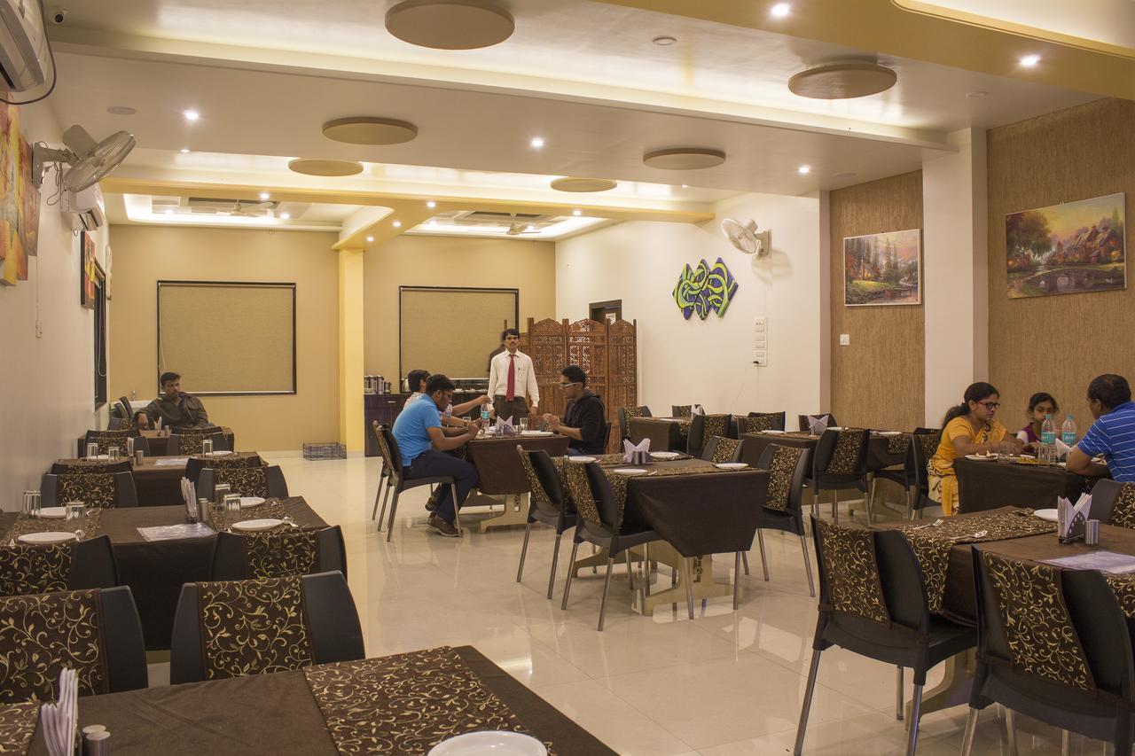 Hotel Gulmohar Pride Ahmednagar Bagian luar foto