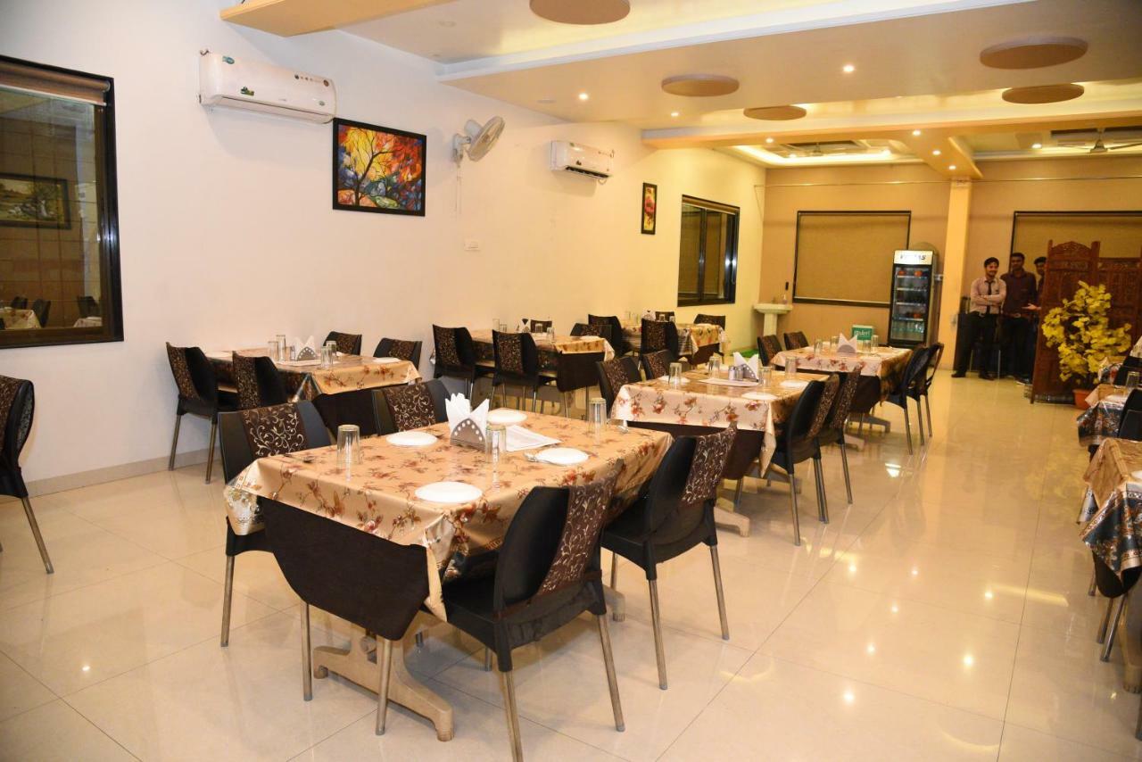 Hotel Gulmohar Pride Ahmednagar Bagian luar foto